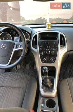 Opel Astra  2011
