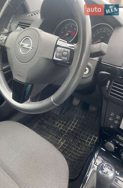 Универсал Opel Astra 2010 в Самборе