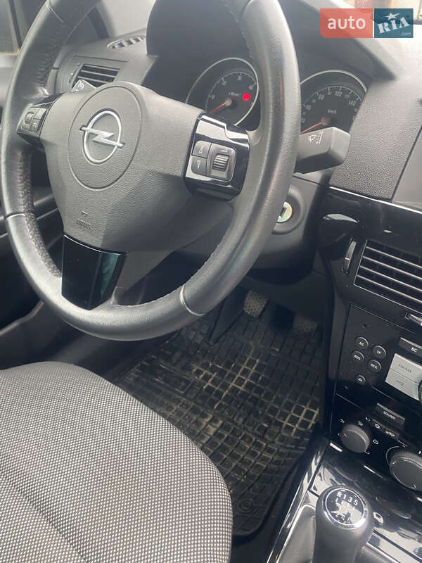 Универсал Opel Astra 2010 в Самборе