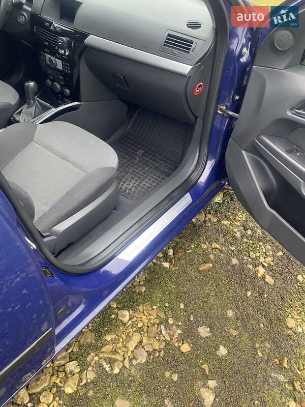 Универсал Opel Astra 2010 в Самборе