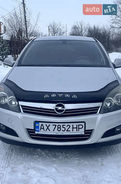 Opel Astra  2012