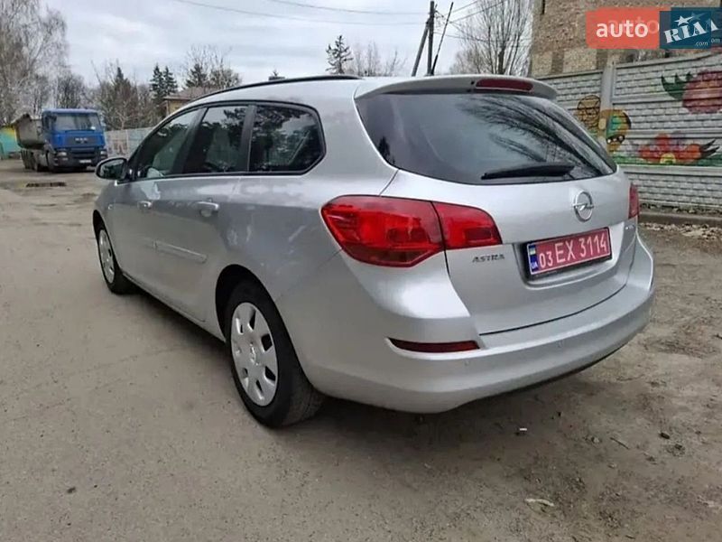 Универсал Opel Astra 2011 в Прилуках