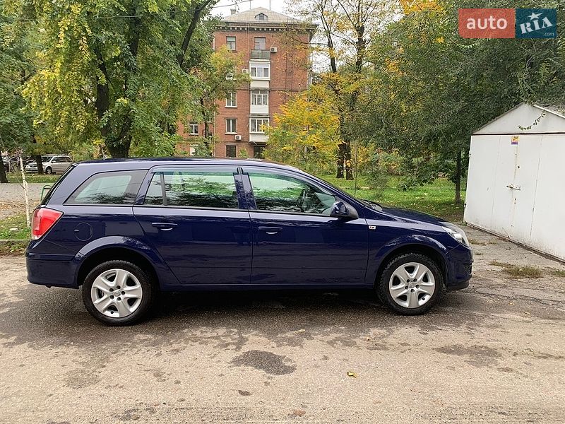 Універсал Opel Astra 2013 в Дніпрі