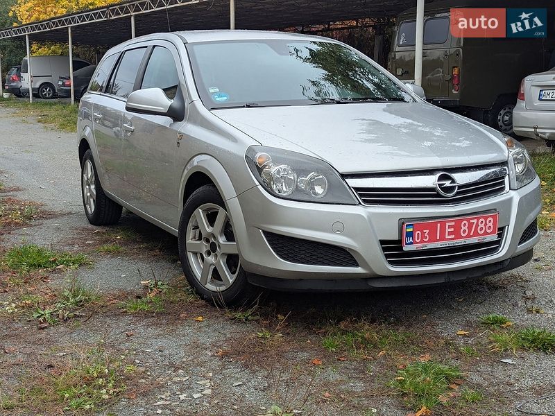 Універсал Opel Astra 2010 в Звягелі