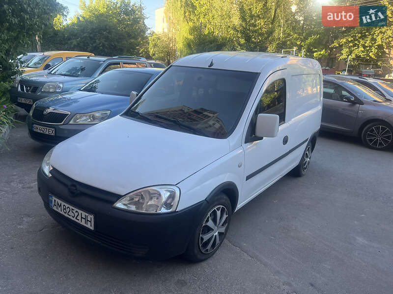 Грузопассажирский фургон Opel Combo