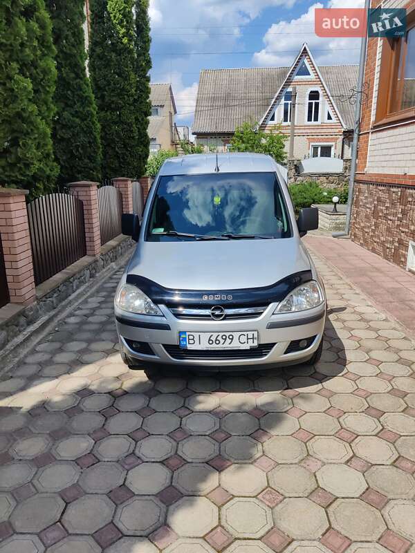 Минивэн Opel Combo 2008 в Гадяче