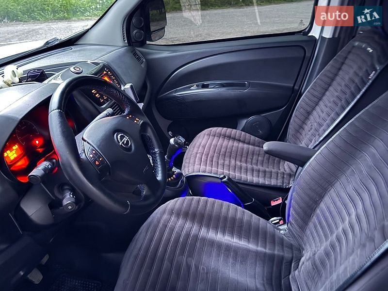 Вантажний фургон Opel Combo 2012 в Браїлові