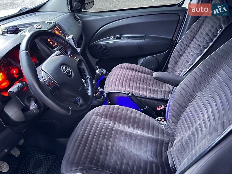 Вантажний фургон Opel Combo 2012 в Браїлові
