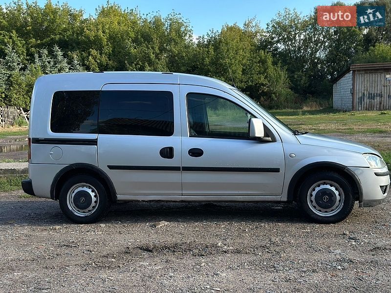Минивэн Opel Combo 2009 в Остроге