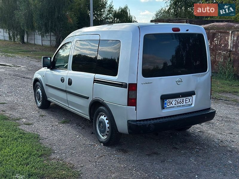 Минивэн Opel Combo 2009 в Остроге