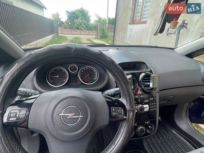 Хэтчбек Opel Corsa 2010 в Надворной