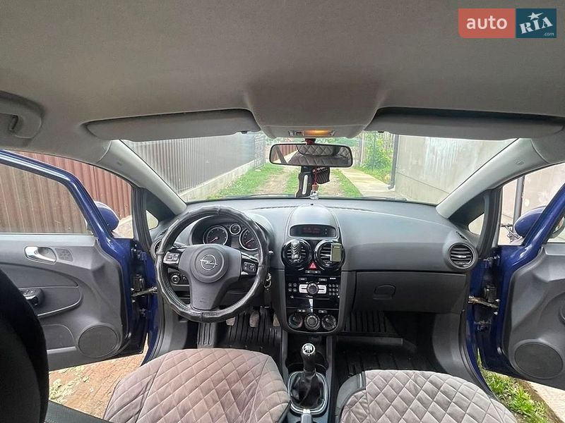 Хэтчбек Opel Corsa 2010 в Надворной