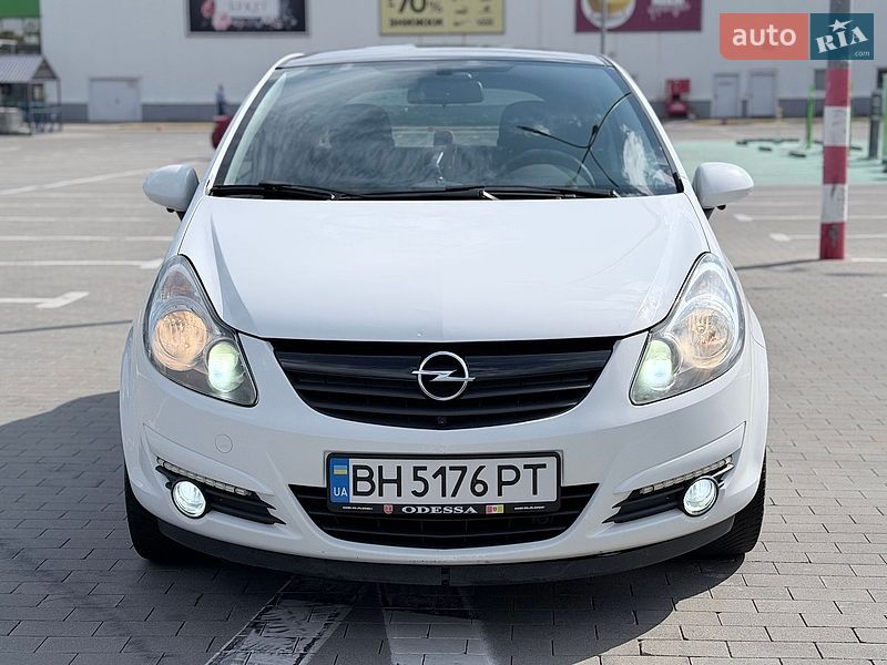 Хэтчбек Opel Corsa 2010 в Одессе