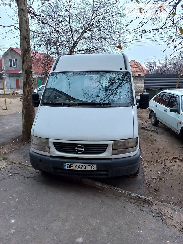 Грузопассажирский фургон Opel Movano