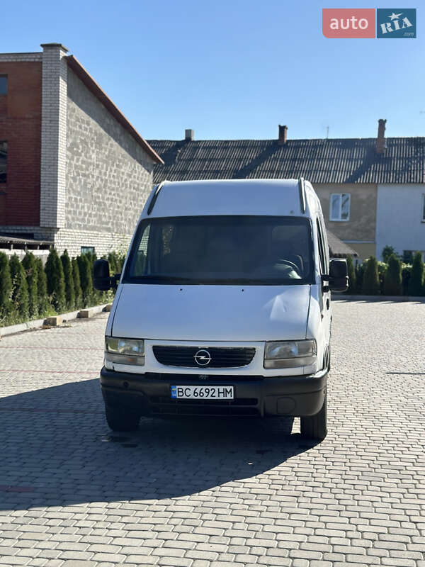 Мінівен Opel Movano