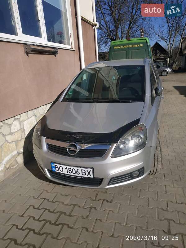 Мінівен Opel Zafira