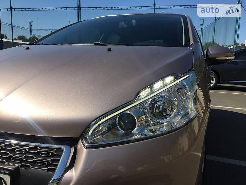 Peugeot 208 2014 года