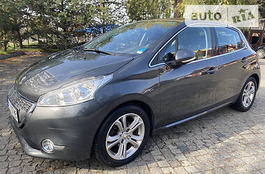 Peugeot 208  2012