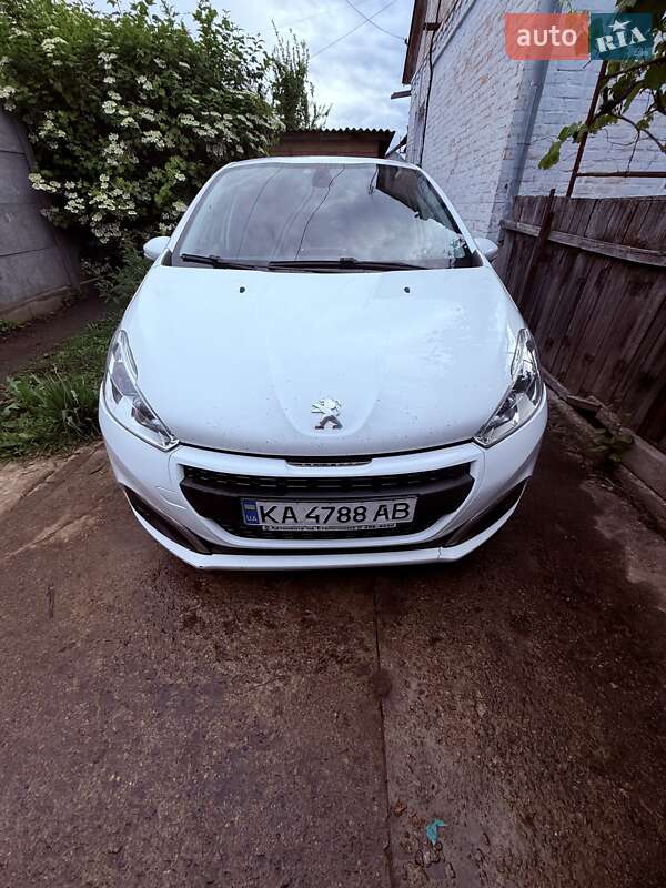 Хэтчбек Peugeot 208