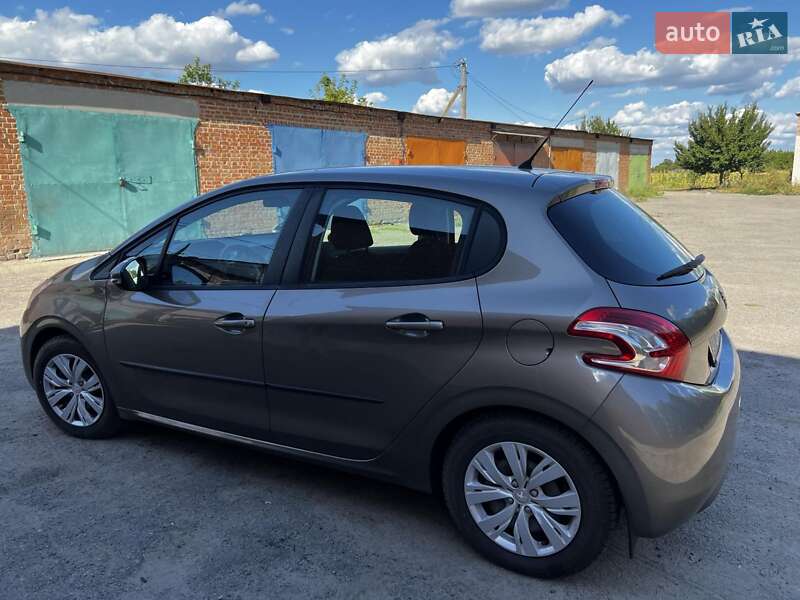 Хэтчбек Peugeot 208