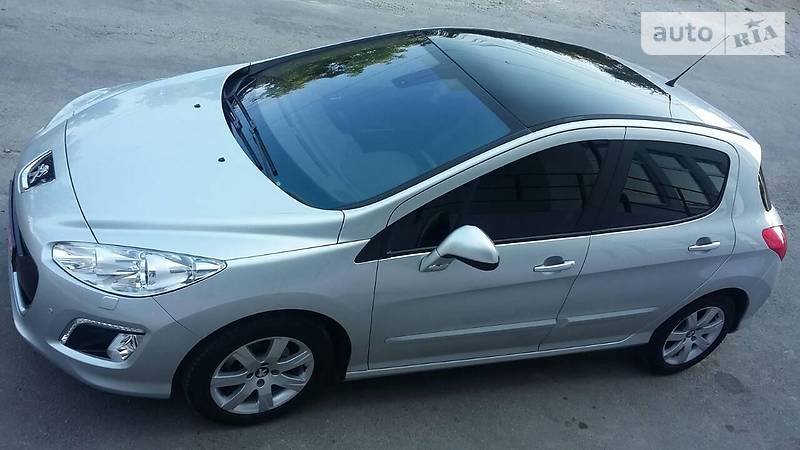 Peugeot 308 2012 года