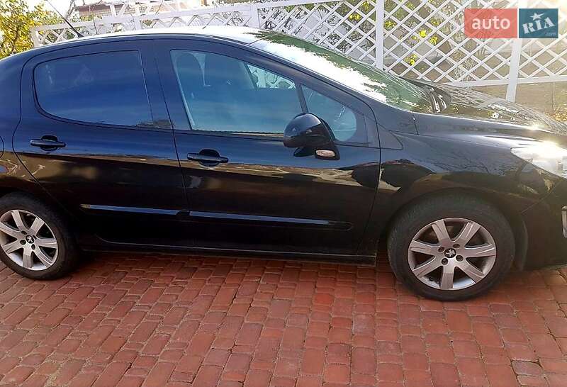 Хетчбек Peugeot 308