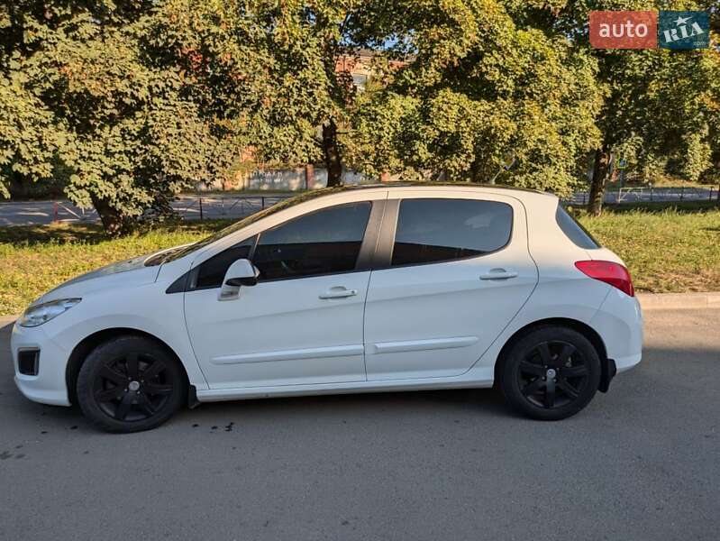 Хетчбек Peugeot 308