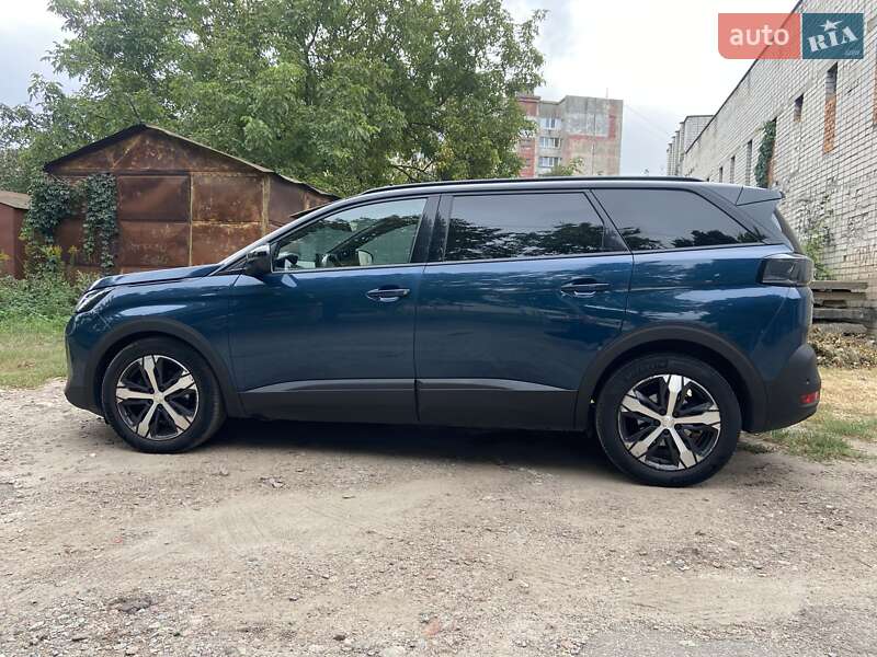 Позашляховик / Кросовер Peugeot 5008