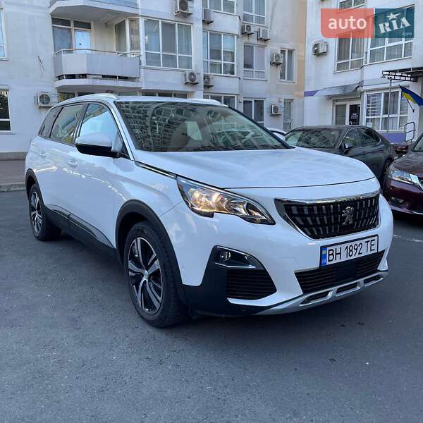 Позашляховик / Кросовер Peugeot 5008