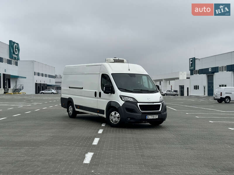 Вантажівки Peugeot Boxer