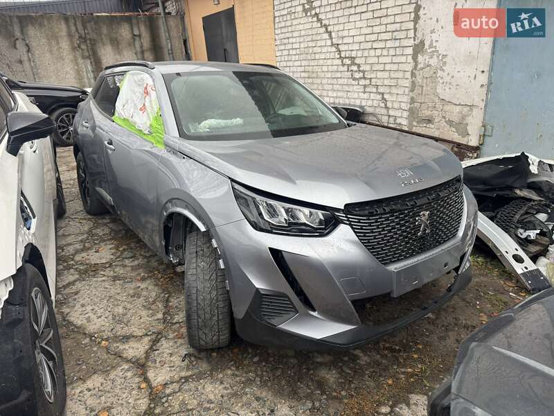 Позашляховик / Кросовер Peugeot e-2008