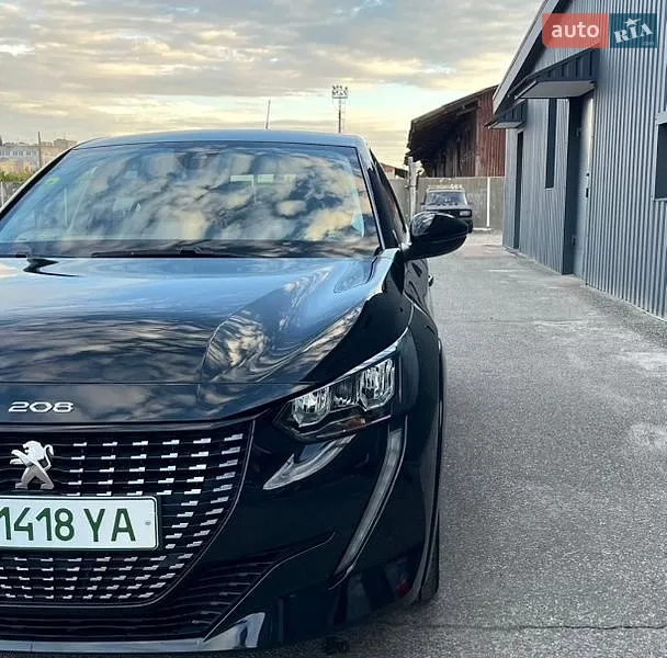 Peugeot e-208