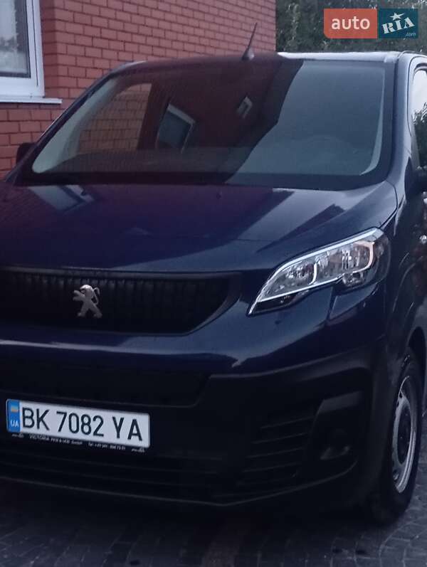 Минивэн Peugeot e-Expert