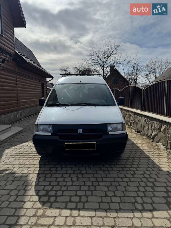 Мінівен Peugeot Expert