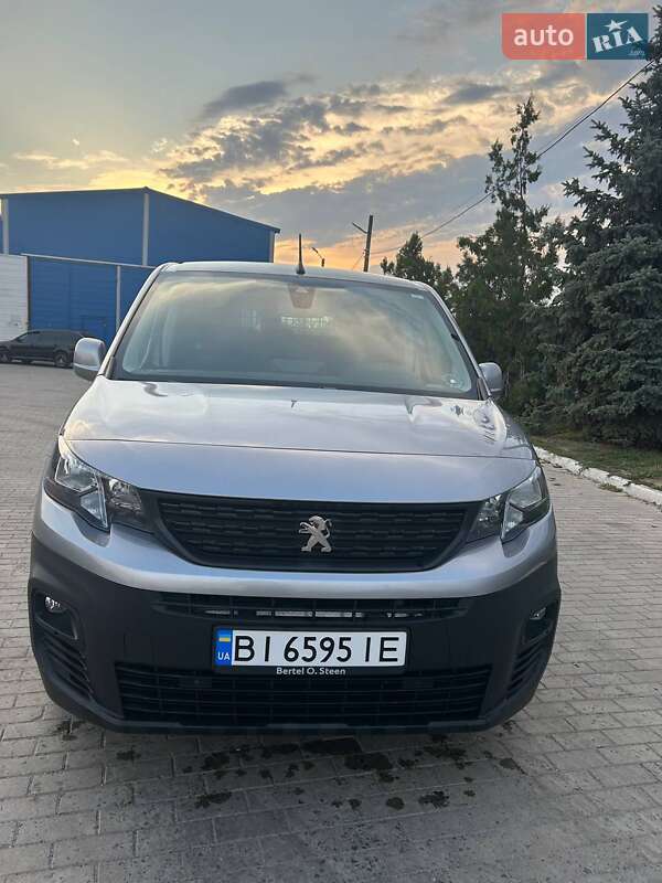 Грузопассажирский фургон Peugeot Partner