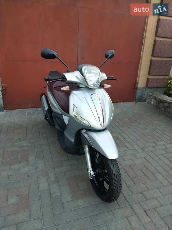 Максі-скутер Piaggio Beverly