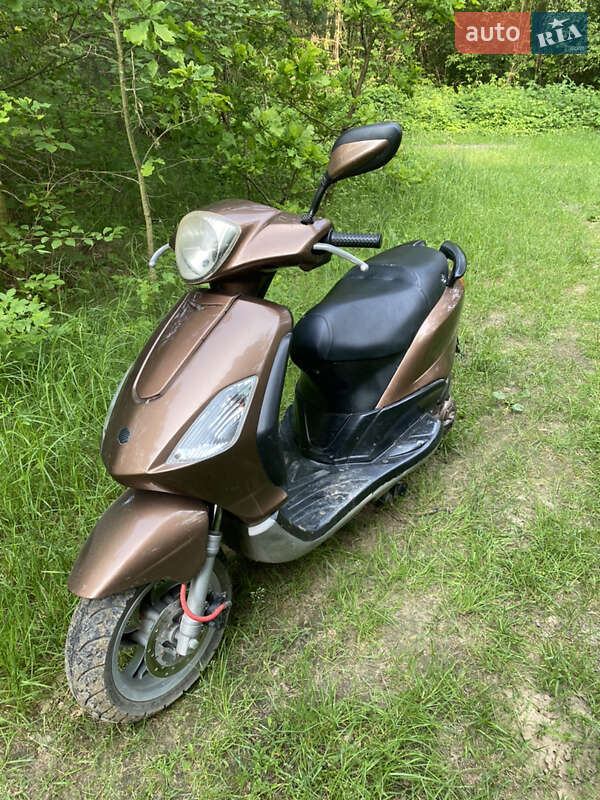 Скутер Piaggio FLY