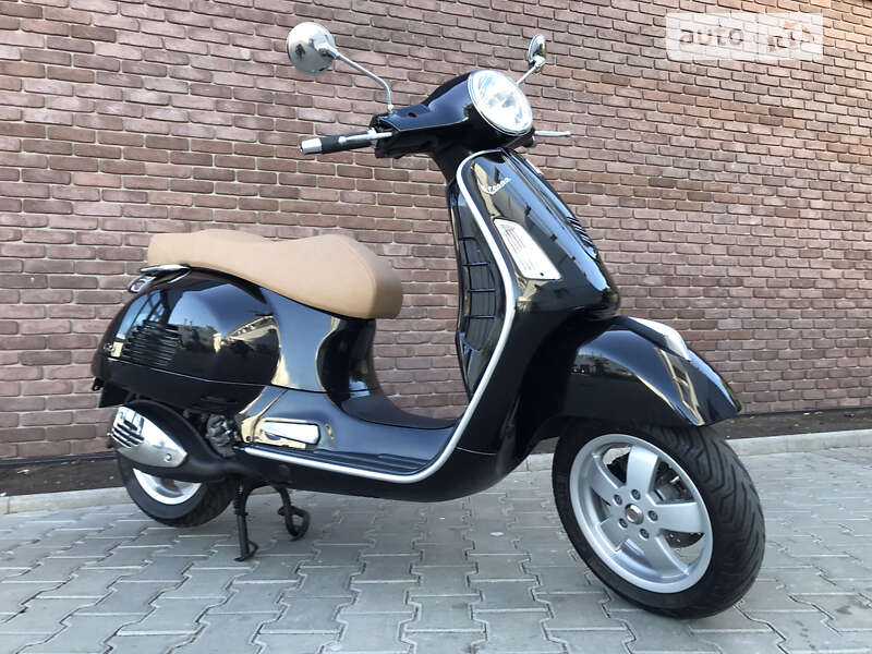 Максі-скутер Piaggio Vespa