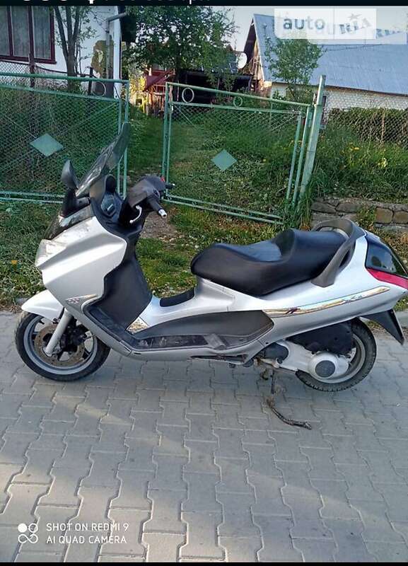 Максі-скутер Piaggio X8