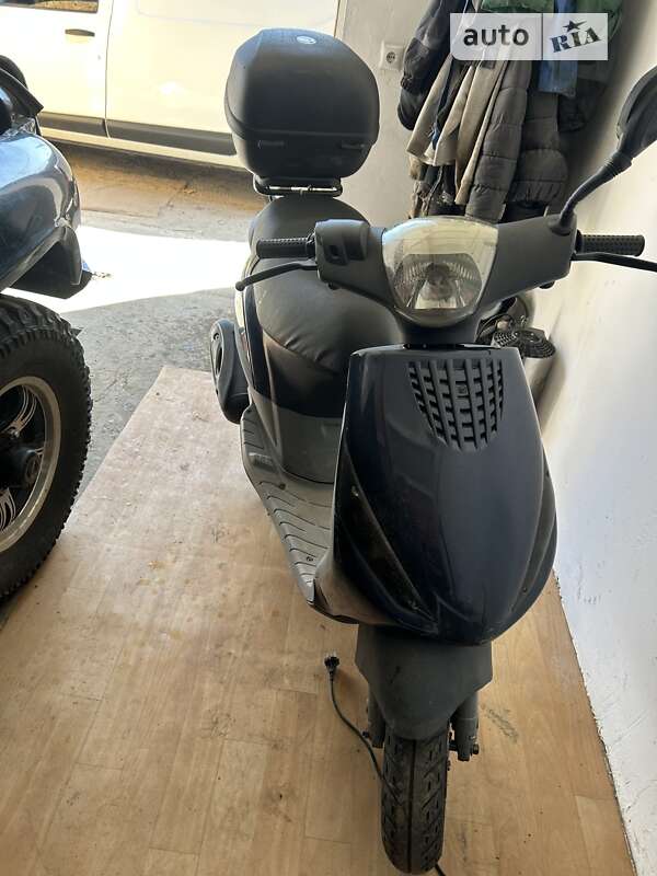 Макси-скутер Piaggio Zip