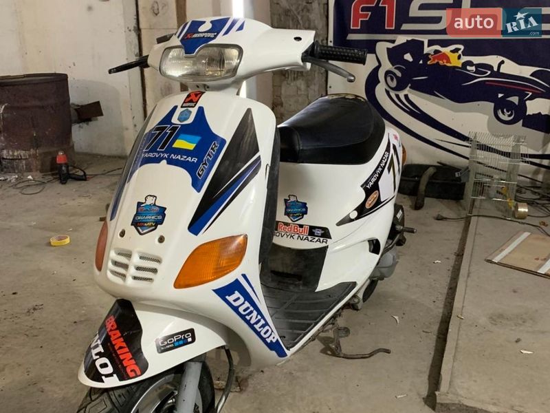 Скутер Piaggio Zip