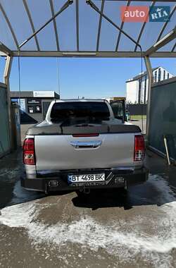 Характеристики Toyota Hilux Пікап