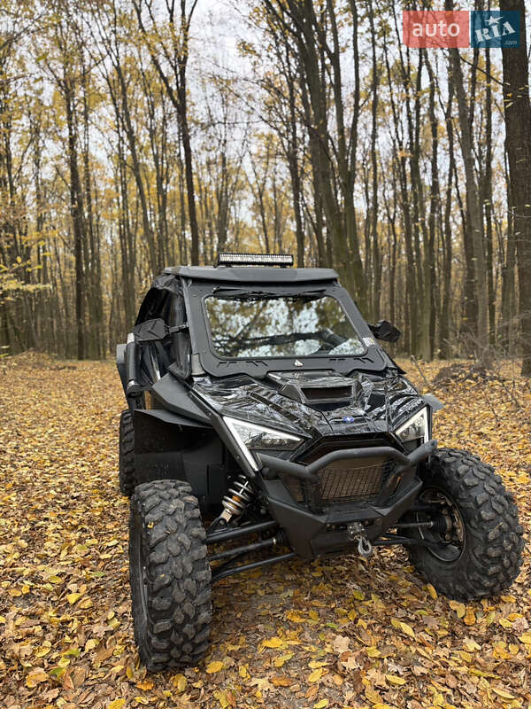 Мотовсюдиход Polaris RZR
