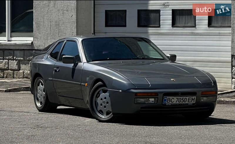 Porsche 944