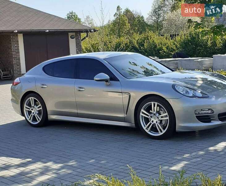 Седан Porsche Panamera