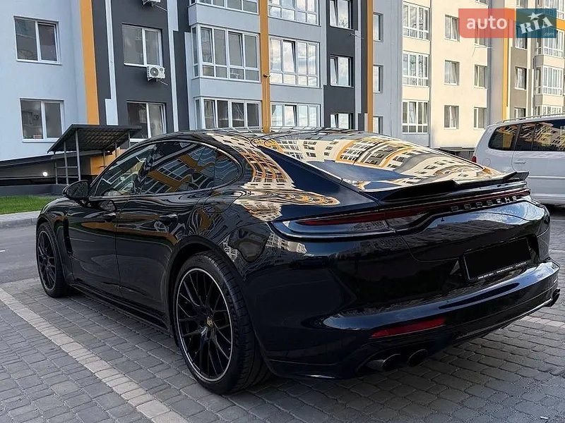 Porsche Panamera 2021