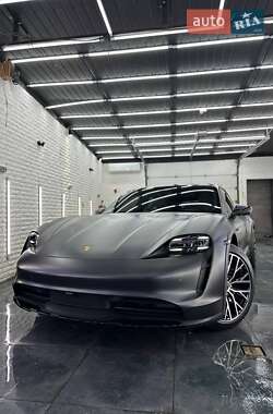 Porsche Taycan Cross Turismo  2023