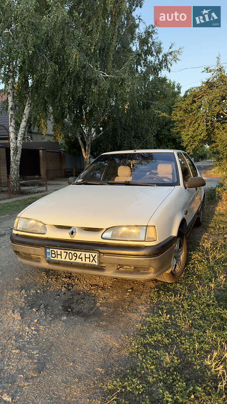 Седан Renault 19