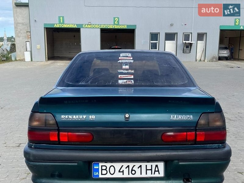 Седан Renault 19 1996 в Чорткові