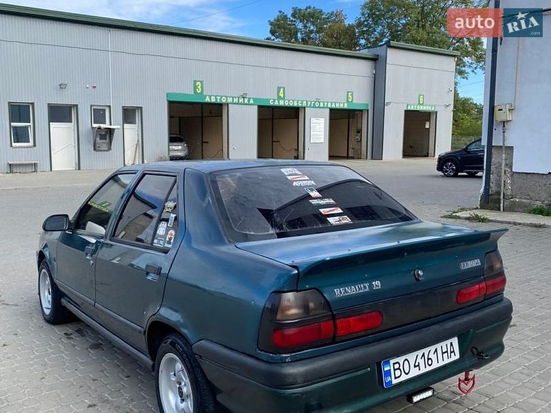 Седан Renault 19 1996 в Чорткові